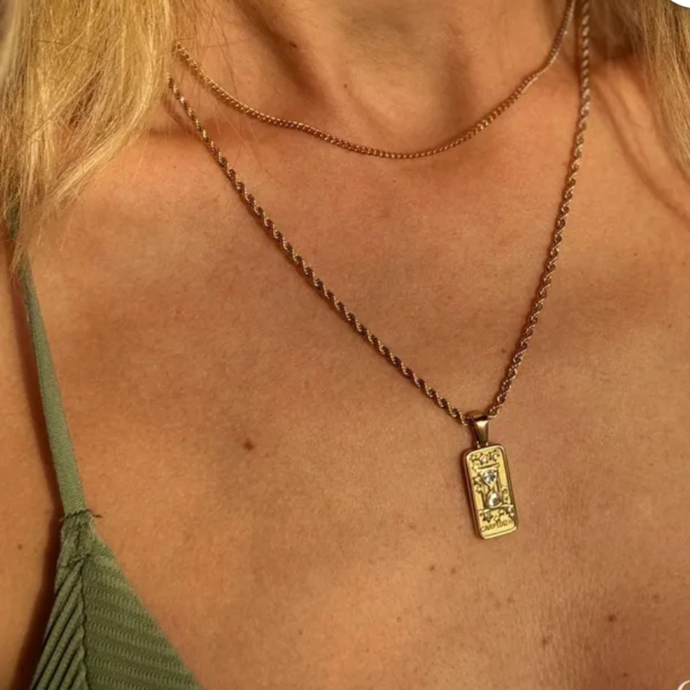 18k Gold Plated Carpe Diem hourglass card shaped pendant necklace. New. - Picture 8 of 14
